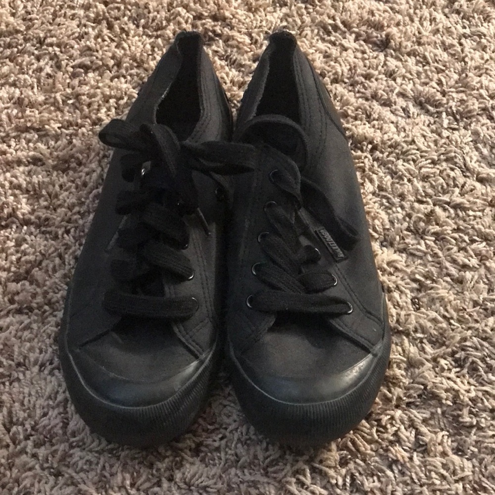 Rocket dog all black sneaker women’s 8 with soft foam insole.